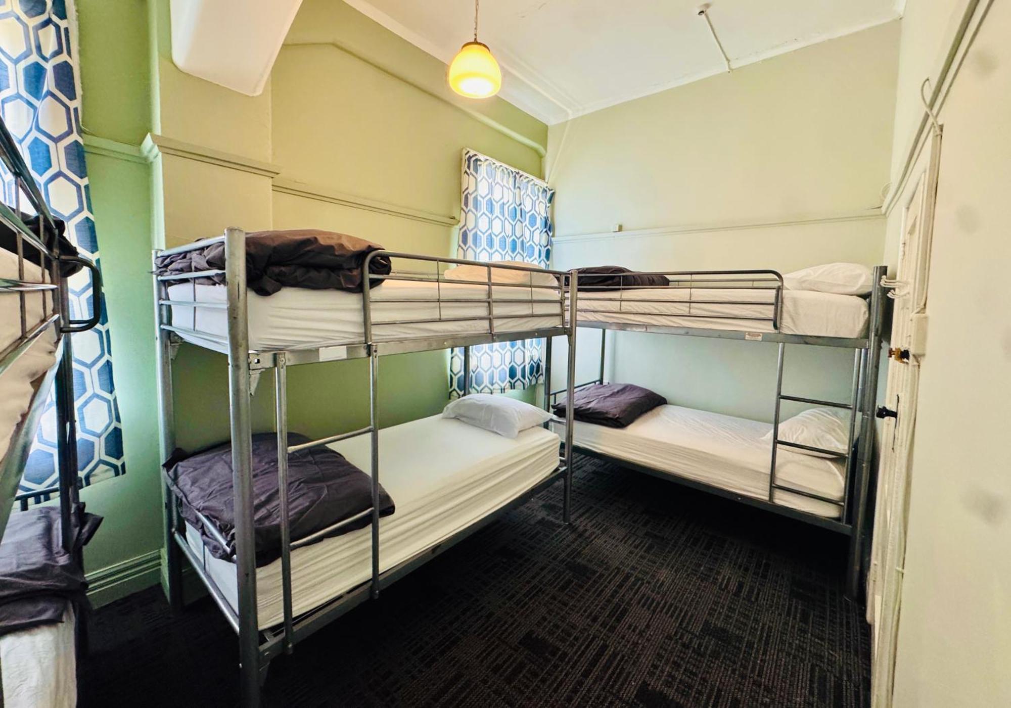 Crashpalace Backpackers Нейпиър Екстериор снимка