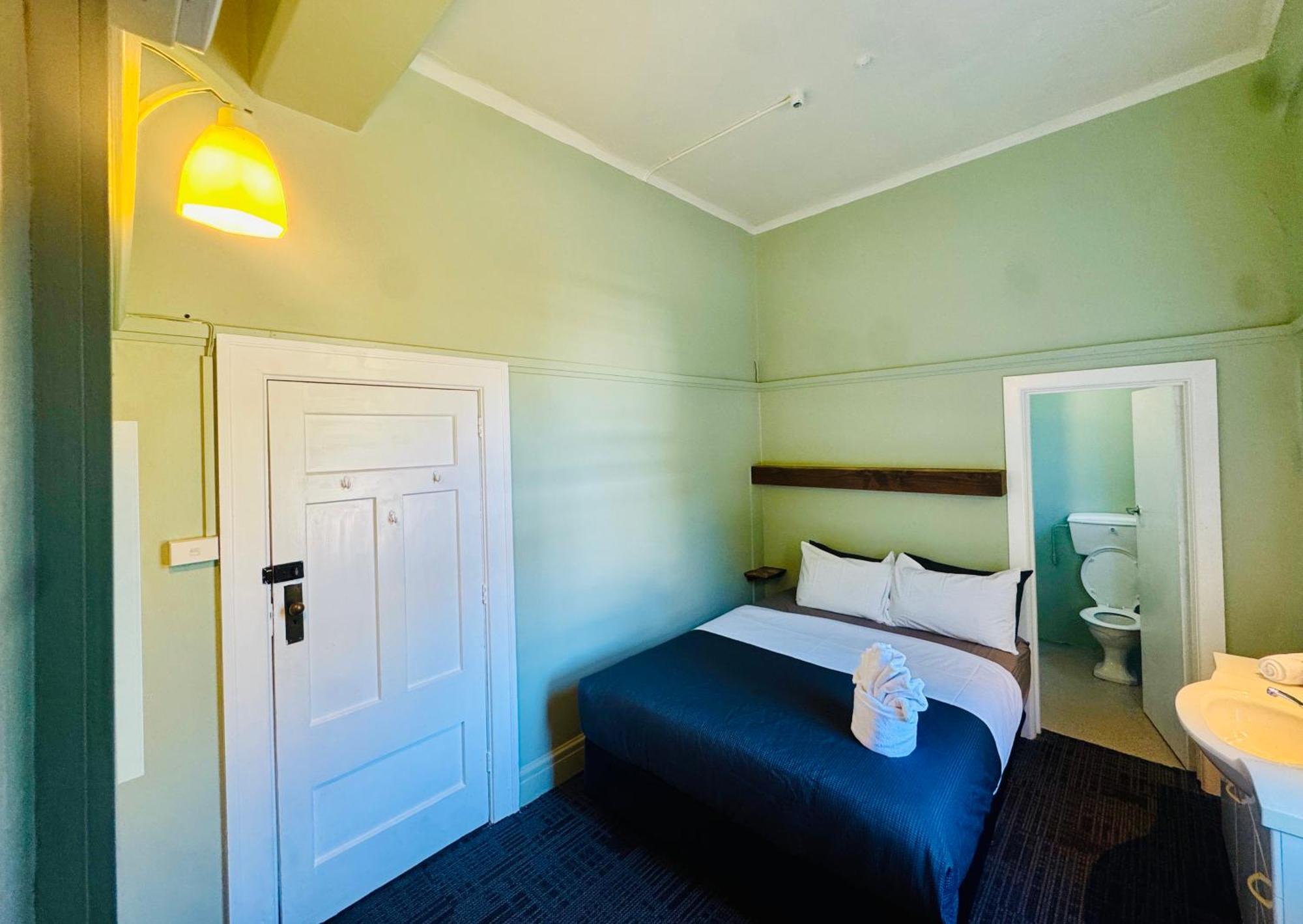 Crashpalace Backpackers Нейпиър Екстериор снимка