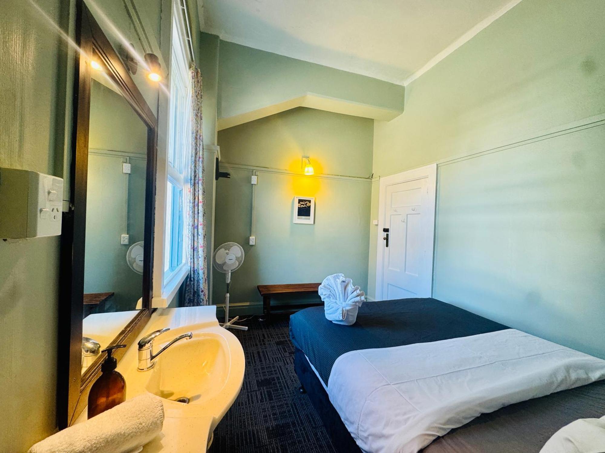 Crashpalace Backpackers Нейпиър Екстериор снимка